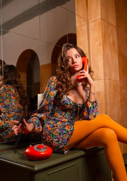 2249850665783549_tmp_front-view-woman-posing-with-old-phone