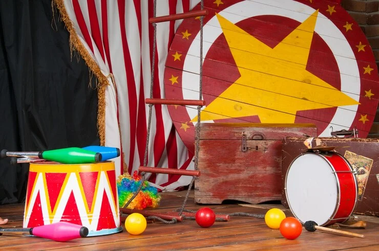 6854763244817451_tmp_circus-backstage-retro-style-drum-suitcase_237672-436