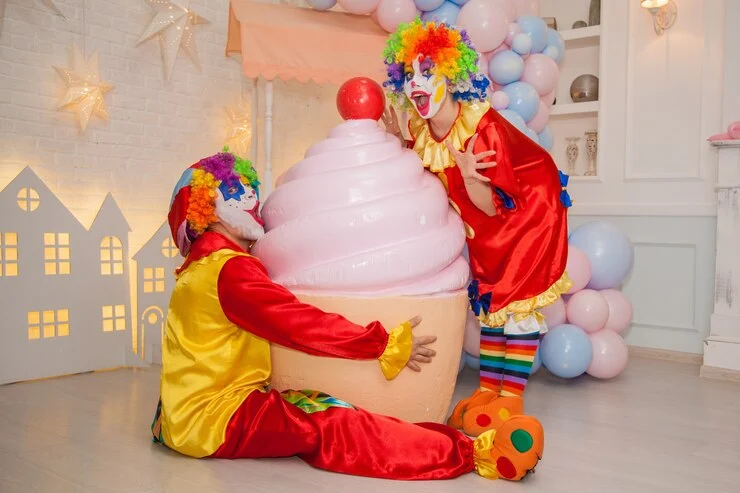 6854764236774575_tmp_two-clowns-share-huge-cake-celebration_262114-1310